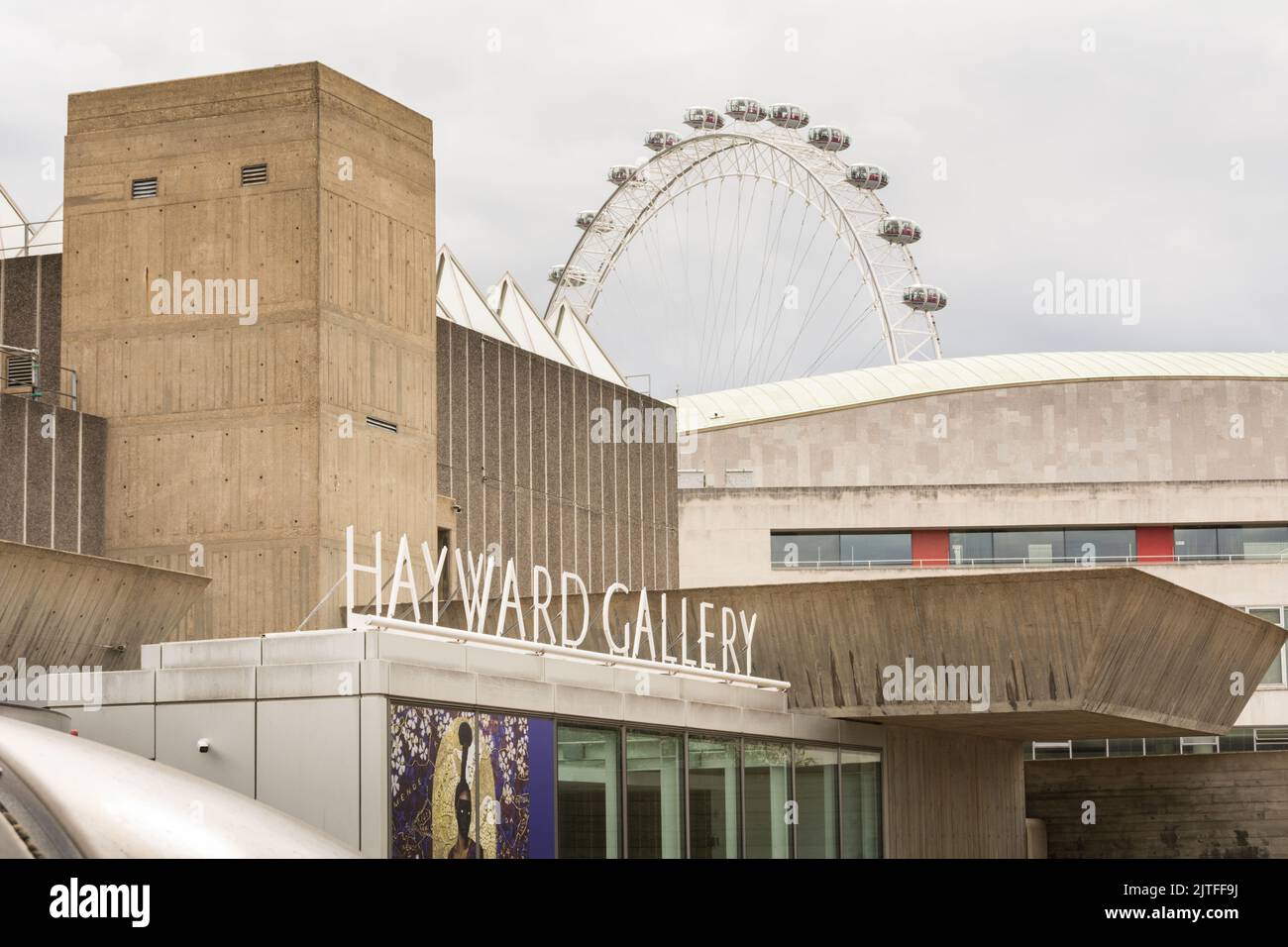 The Hayward Gallery and the Millenium Wheel (London Eye), Southbank Center, Belvedere Road, Londres, SE1, ROYAUME-UNI Banque D'Images