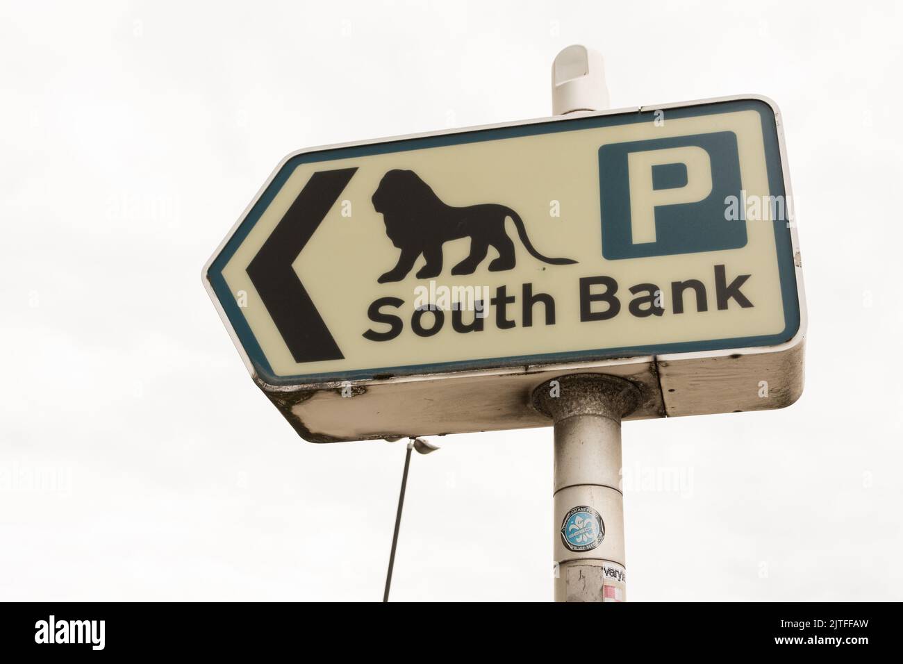 Gros plan d'une signalisation rétro du Festival of Britain South Bank sur le pont Waterloo, Londres, Waterloo, Lambeth, Angleterre, ROYAUME-UNI. Banque D'Images