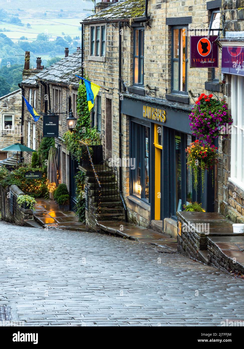 Cottages, boutiques et cafés dans la rue principale de Haworth dans le Yorkshire. Haworht est célèbre pour être la maison des sœurs Bronte. Banque D'Images