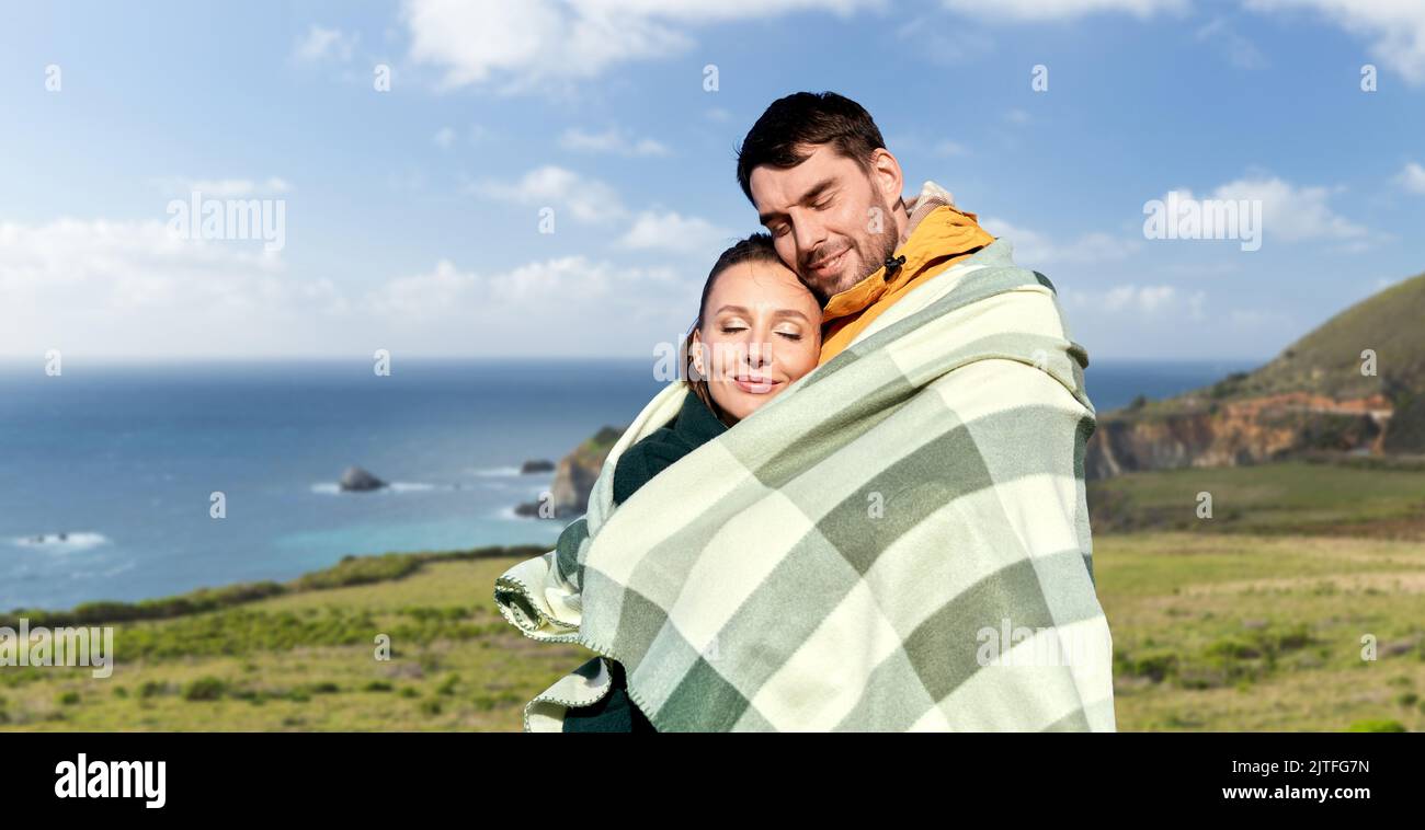 un couple heureux dans une couverture chaude en californie Banque D'Images