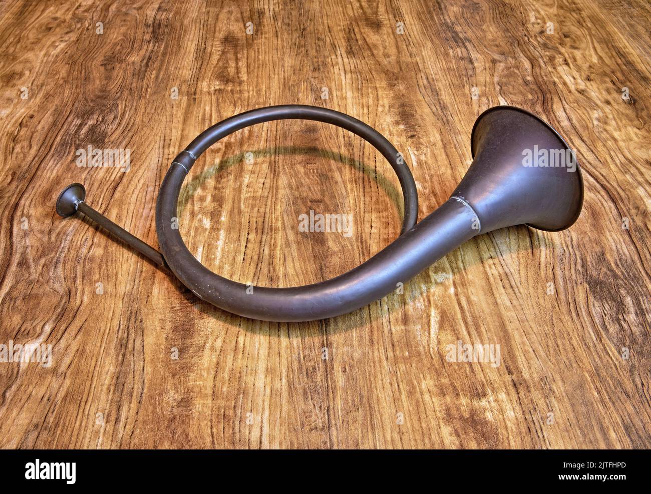 Renard vintage, corne de chasse au cerf, Bugle ou trompette. Gros plan sur le bois. Banque D'Images