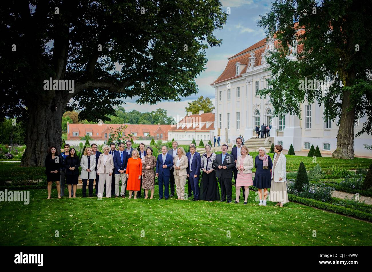 Meseberg, Allemagne. 30th août 2022. Le chancelier OLAF Scholz (SPD, M) se tient en marge de la réunion privée du cabinet allemand à l'extérieur du palais de Meseberg pour une photo de groupe. Les sujets de la réunion à huis clos sont la crise énergétique et les augmentations de prix. Parmi les sujets abordés figurent l'approvisionnement énergétique en automne et en hiver, la stratégie de sécurité nationale, la formation professionnelle et une stratégie numérique. Credit: Kay Nietfeld/dpa/Alay Live News Banque D'Images