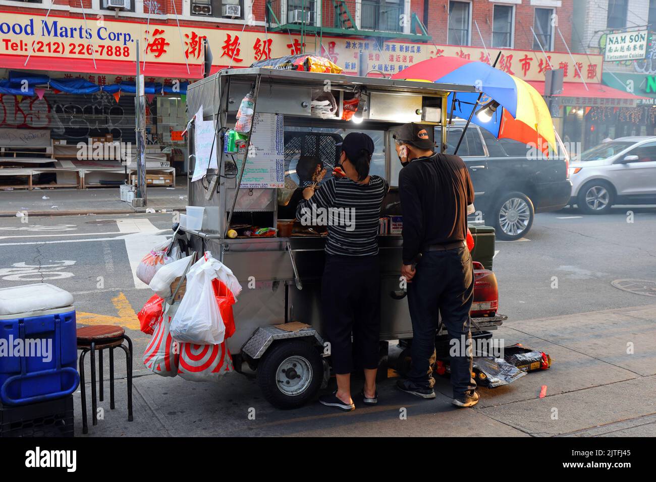 Grand St Skewer Cart, Corner of Grand and Chrystie STS', New York. Un panier alimentaire servant des brochettes grillées dans le quartier chinois de Manhattan. Banque D'Images