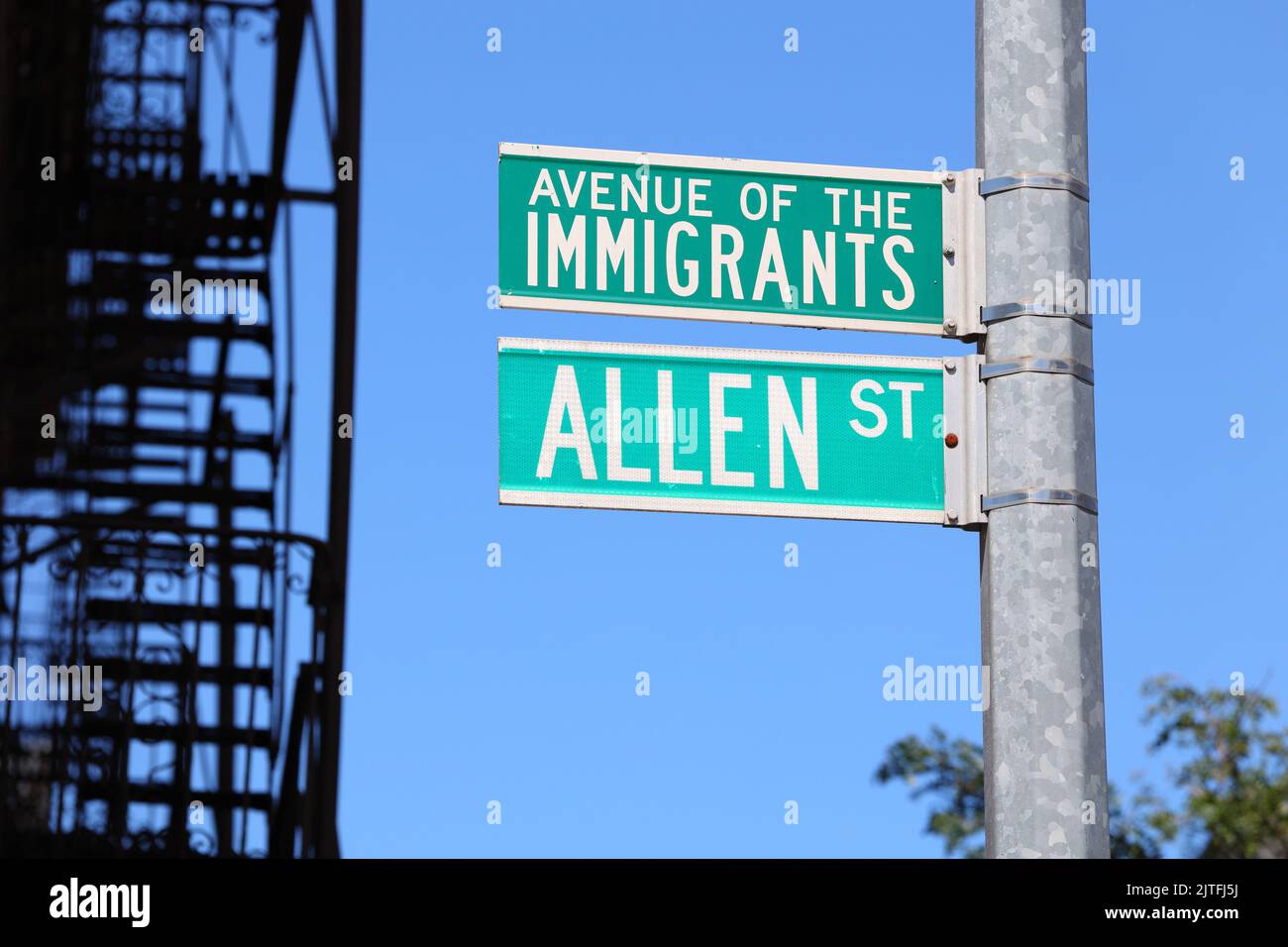 Avenue des immigrants et panneaux de la rue Allen dans le quartier chinois de Manhattan/Lower East Side, New York. Banque D'Images
