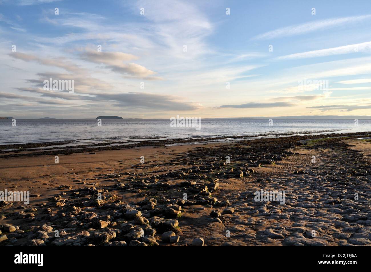 Paysage de l'estuaire de Severn Côte de Lavernock point Beach au pays de Galles Royaume-Uni, littoral gallois plage tranquille plage vide côte britannique vue panoramique sur le ciel de la plage Banque D'Images