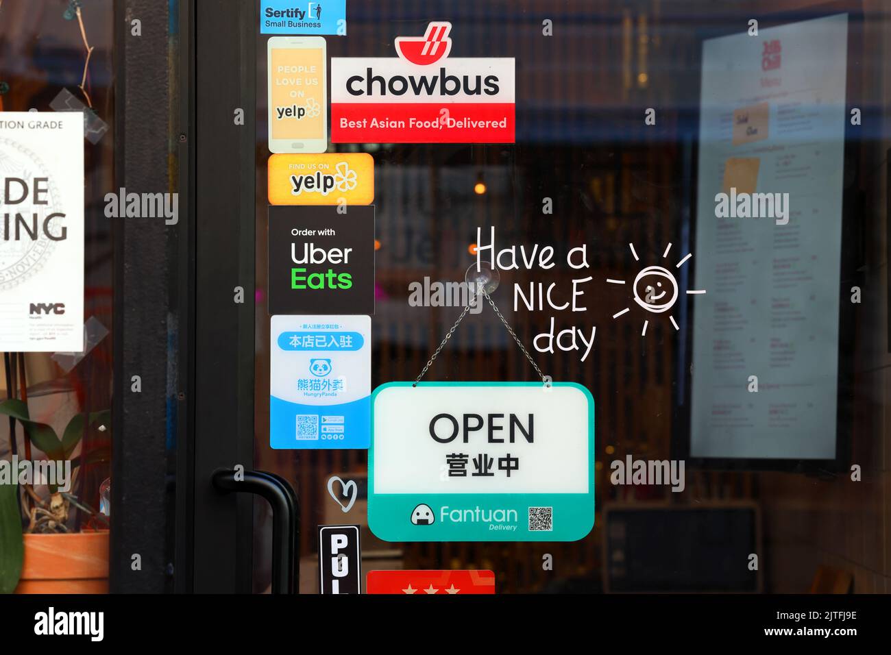 Chowbus, Fantuan Delivery, Hungry Panda, Uber Eats food service de livraison des autocollants d'application sur une porte d'un restaurant asiatique à New York. Banque D'Images
