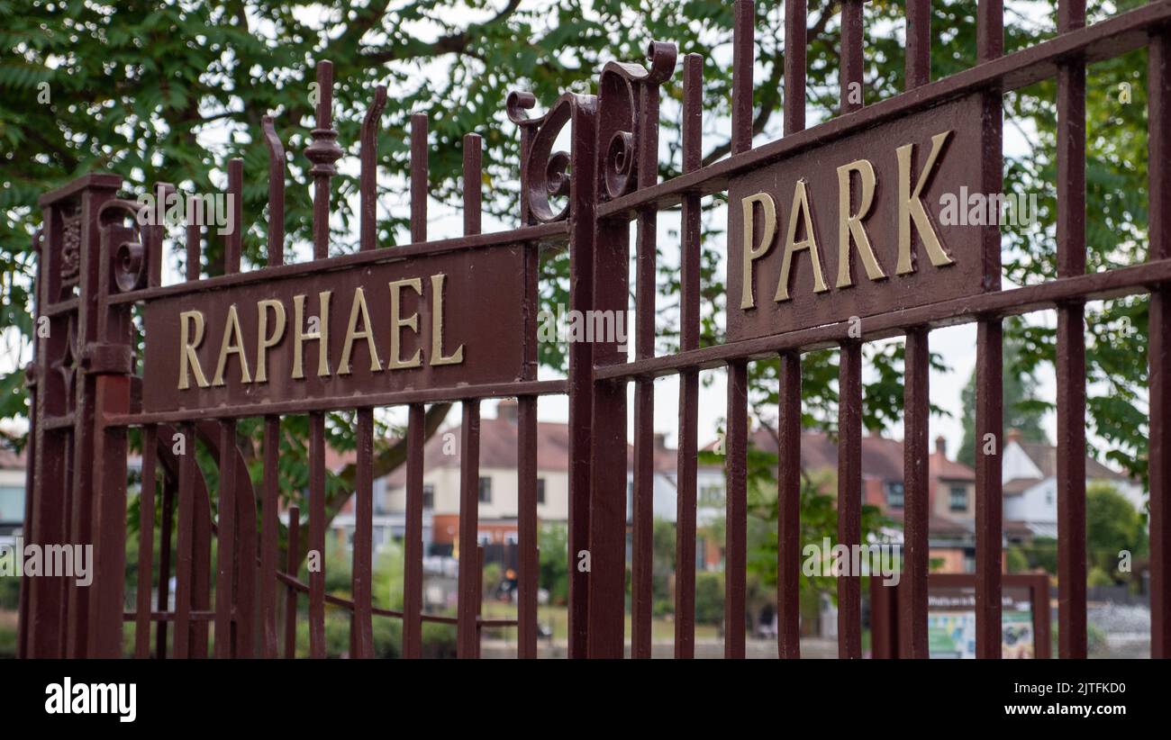 Les portes de Raphael Park à Romford, est de Londres, Royaume-Uni. Banque D'Images