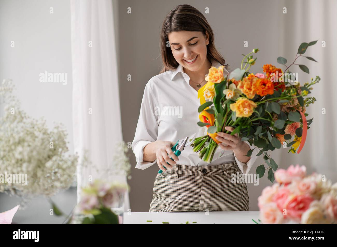 bonne femme qui fait des fleurs à la maison Banque D'Images