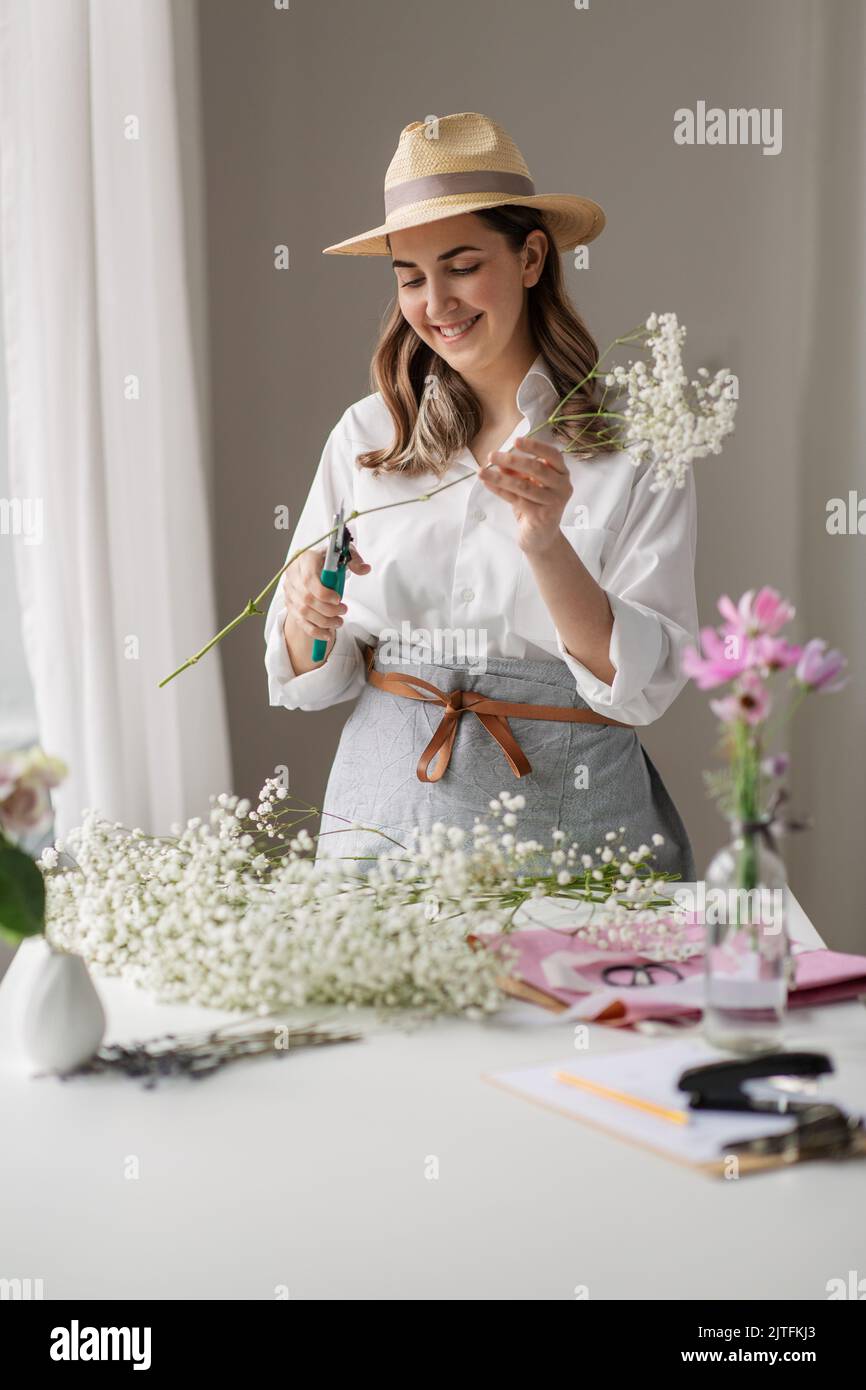 bonne femme qui fait des fleurs à la maison Banque D'Images