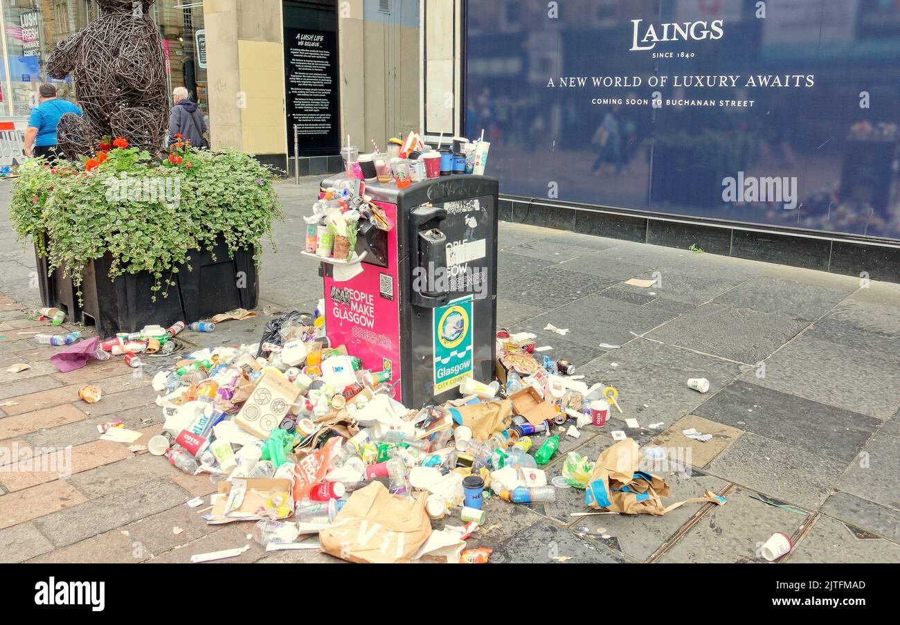 Glasgow, Écosse, Royaume-Uni 30th août 2022. Council bin Strike voit council Clean George Square quartier général de chambres de la ville tandis que Buchanan Street le style Mile de l'écosse sa rue commerçante de premier choix est rose. Crédit Gerard Ferry/Alamy Live News Banque D'Images