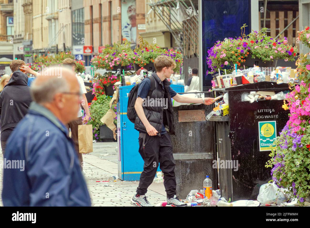 Glasgow, Écosse, Royaume-Uni 30th août 2022. Council bin Strike voit council Clean George Square quartier général de chambres de la ville tandis que Buchanan Street le style Mile de l'écosse sa rue commerçante de premier choix est rose. Crédit Gerard Ferry/Alamy Live News Banque D'Images