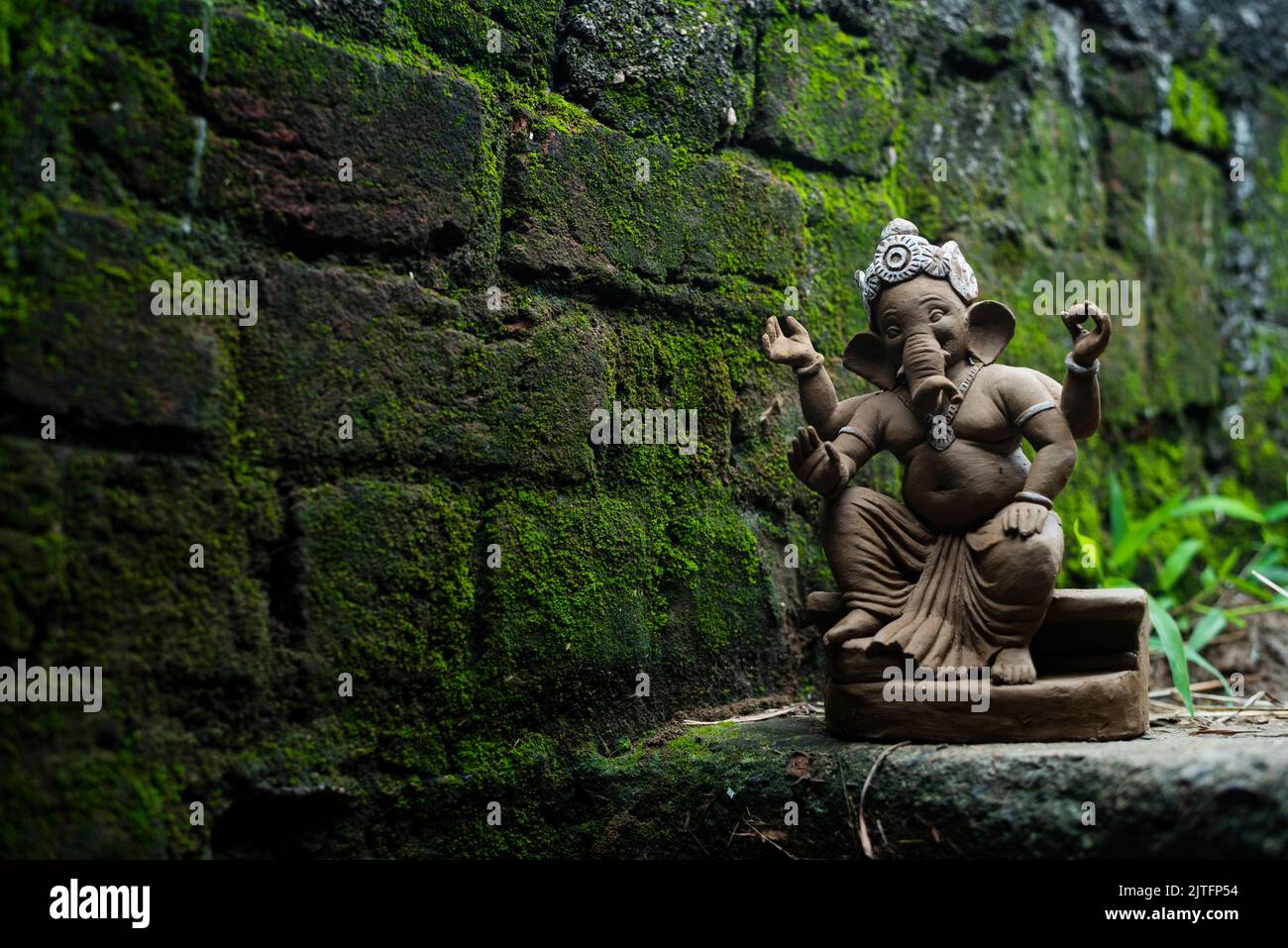 ECO-ami inachevé modèle d'argile de lord ganesha gardé des escaliers près d'un mur Banque D'Images