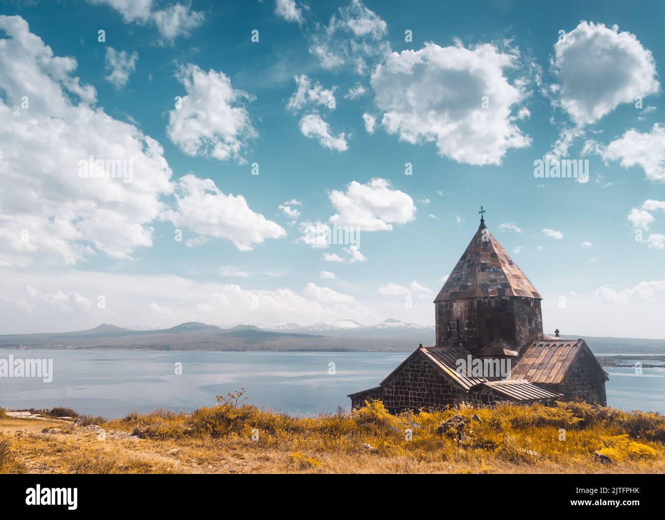 Complexe de monastère de Sevanavank sur le lac de Sevan, province de Gegharkunik, Arménie. Belle ancienne église d'architecture sous ciel bleu avec des nuages moelleux. Paysage de la nature. Destination touristique de voyage populaire. Banque D'Images