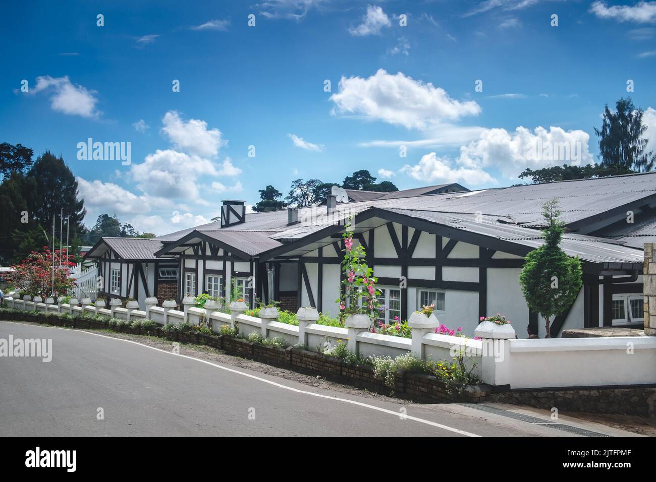 Maisons en bois blanc d'un étage de style français, au ciel bleu vif. Architecture moderne dans un charmant village contrayside. Belle ferme provençale classique - propriété parfaite pour vivre ou investir. Banque D'Images