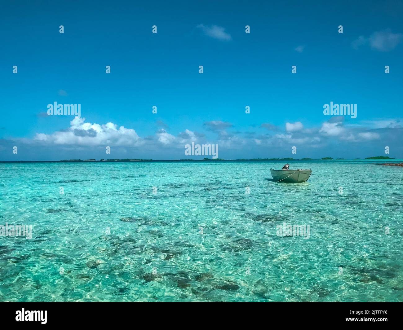 Turquoise mer eau paysage de l'île. Ciel bleu et bateau de pêche. Belle plage tropicale résumé texture arrière-plan. Complexe exotique d'été, vacances, paradis de vacances concept de voyage. Nature relaxante Banque D'Images