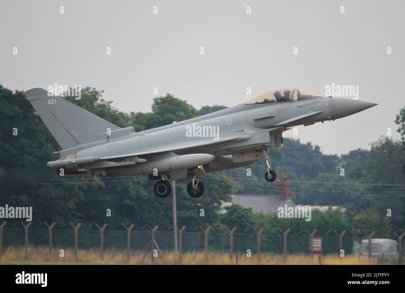 Les taxis de la RAF Euro Fighter Typhoon après l'atterrissage sur la piste 25 à la RAF Coningsby le 18th août 2022 Banque D'Images