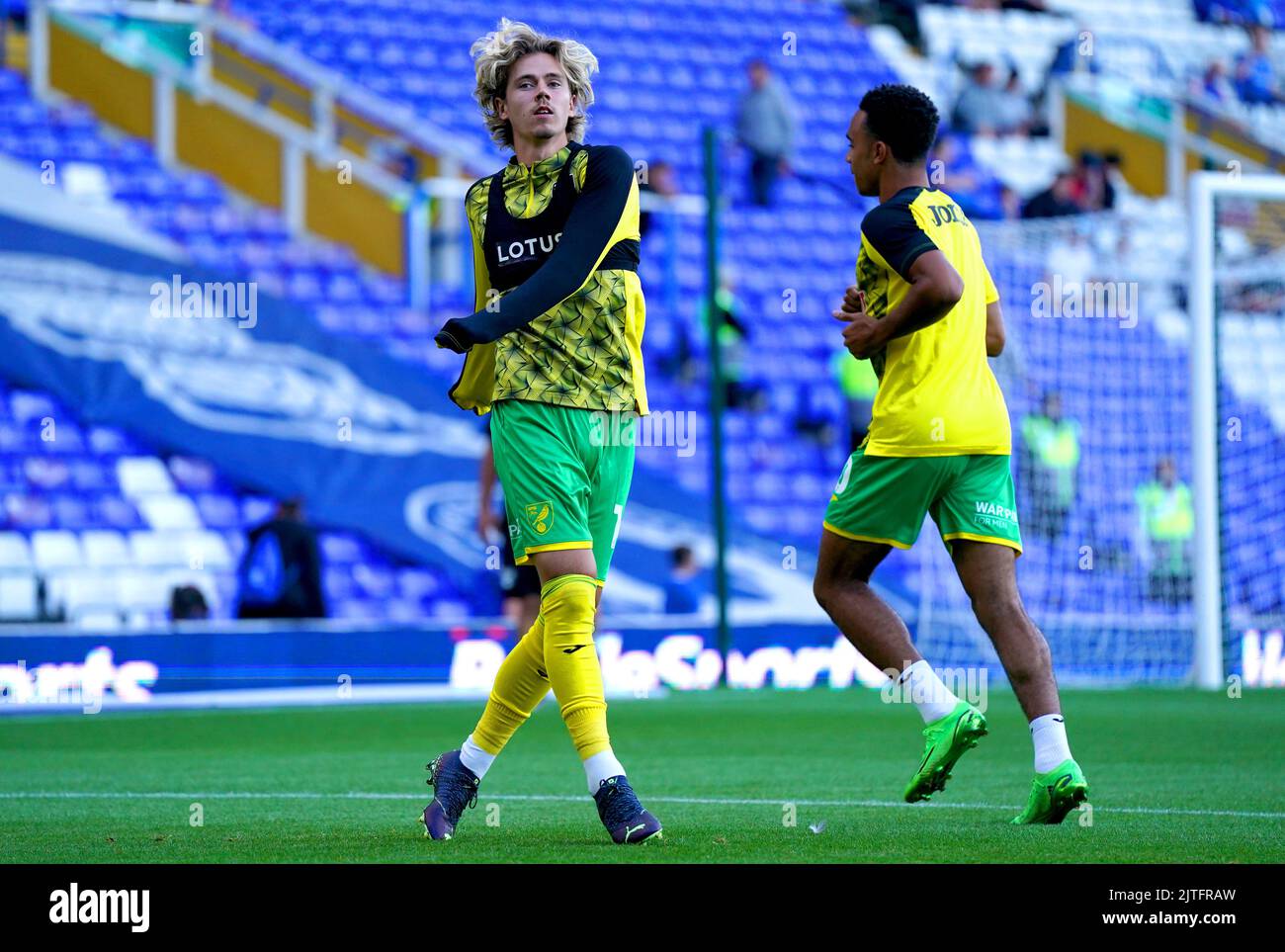 Todd Cantwell de Norwich City (à gauche) se réchauffe avant le match du championnat Sky Bet à St. Andrew's, Birmingham. Date de la photo: Mardi 30 août 2022. Banque D'Images