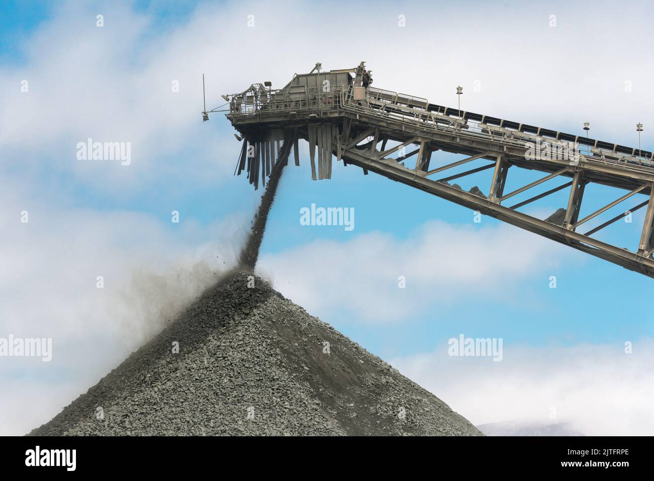 Mise en tas et courroie transporteuse dans une mine de cuivre à ciel ouvert à Copiapo, au Chili Banque D'Images