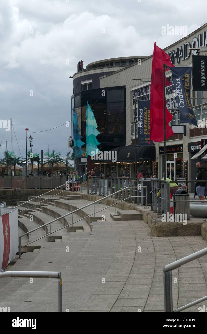 Cafés, bars et restaurants, théâtre Everyman. Baie de Cardiff 2022 Banque D'Images