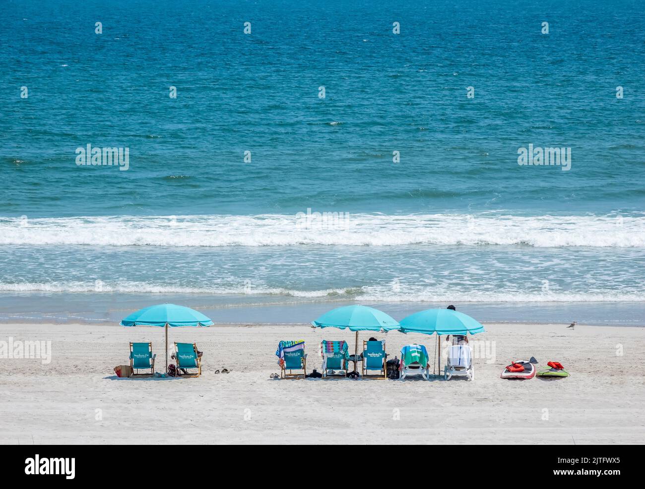 Parasols et chaises sur Jacksonville Beach sur l'océan Atlantique à Jacksonville Beach, Floride, États-Unis Banque D'Images