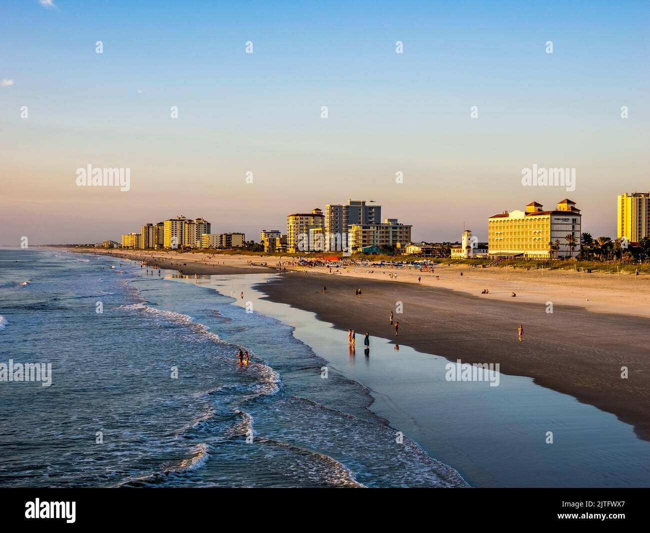 Le matin, le soleil se fait sur Jacksonville Beach, sur l'océan Atlantique, à Jacksonville Beach, Floride, États-Unis Banque D'Images