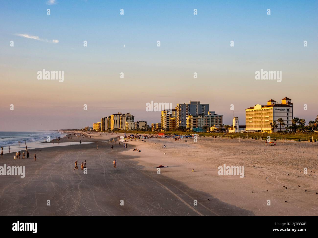 Le matin, le soleil se fait sur Jacksonville Beach, sur l'océan Atlantique, à Jacksonville Beach, Floride, États-Unis Banque D'Images