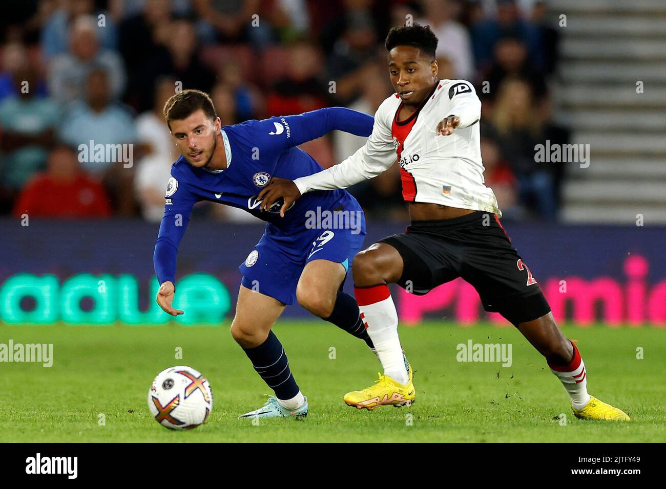 Kyle Walker-Peters de Southampton (à droite) et Mason Mount de Chelsea se battent pour le ballon lors du match de la Premier League au stade St Mary's, à Southampton. Date de la photo: Mardi 30 août 2022. Banque D'Images