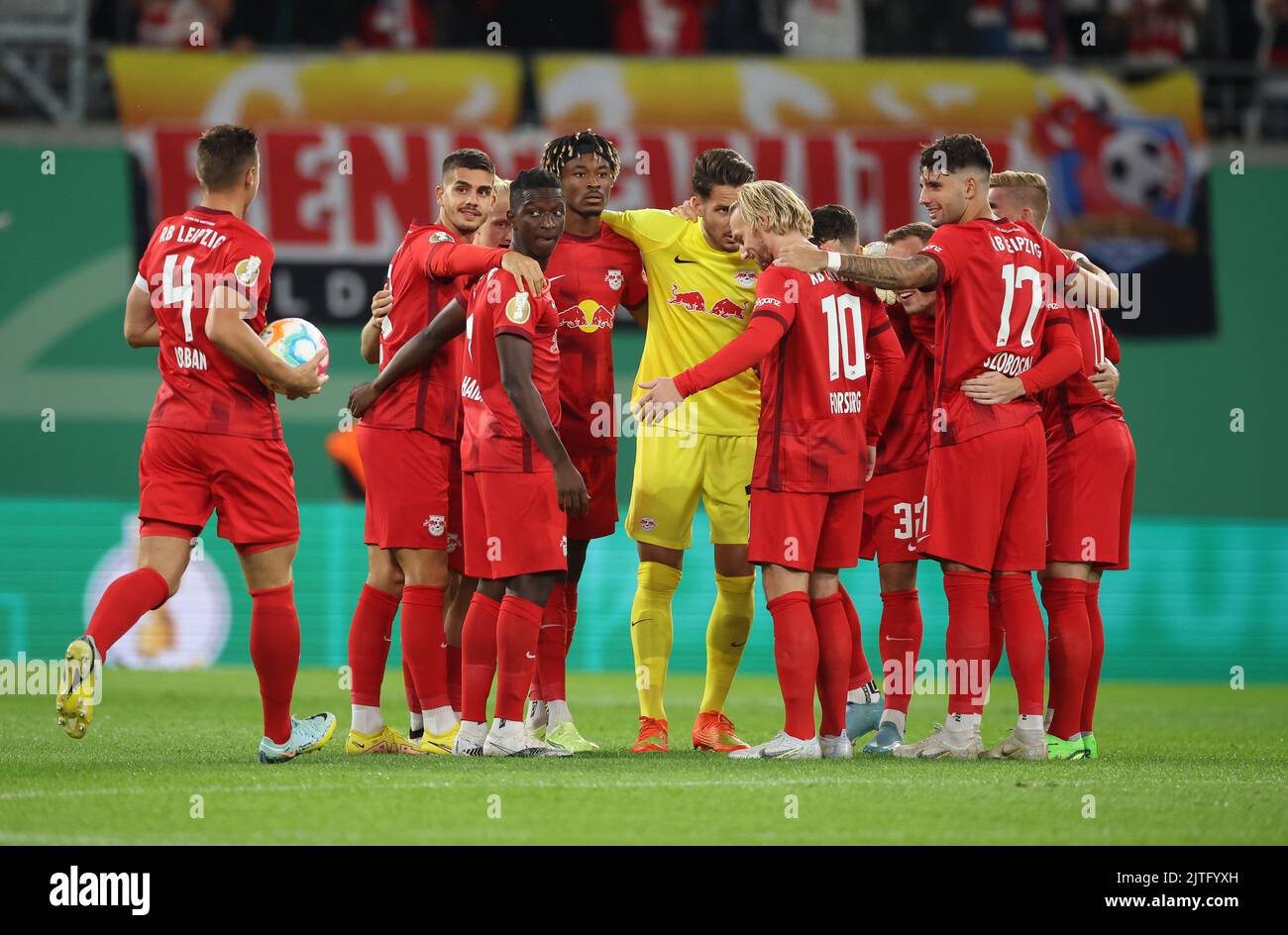 Leipzig, Allemagne. 30th août 2022. Football : coupe DFB, 1st tours, RB Leipzig - FC Teutonia Ottensen à la Red Bull Arena. Les joueurs de RB Leipzig, se tiennent ensemble juste avant le match. Credit: Jan Woitas/dpa/Alay Live News Banque D'Images