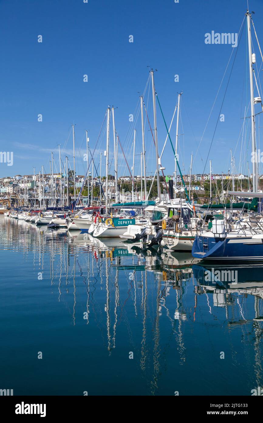 Yachts amarrés à Brixham Marina, Devon, Angleterre Banque D'Images