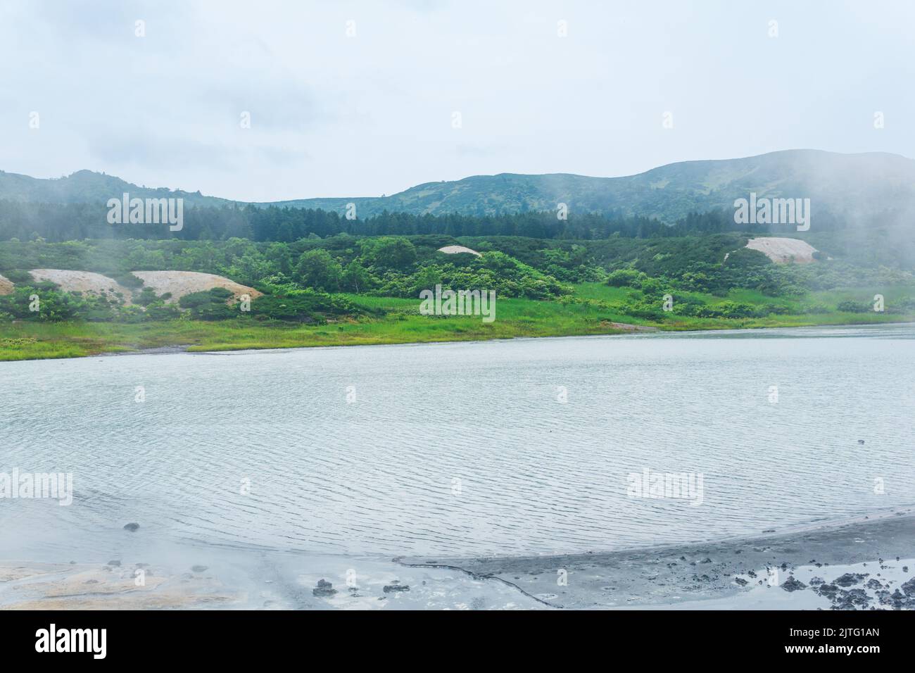 Lac chaud minéralisé dans la caldeira du volcan Golovnin sur l'île de Kunashir Banque D'Images