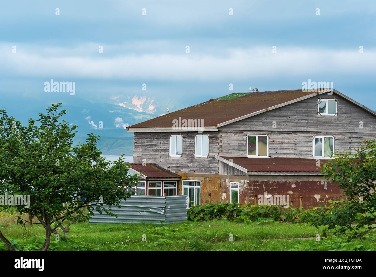 maison en bois dans une ville de pêche sur la rive de la baie, les mouettes nichent sur le toit Banque D'Images