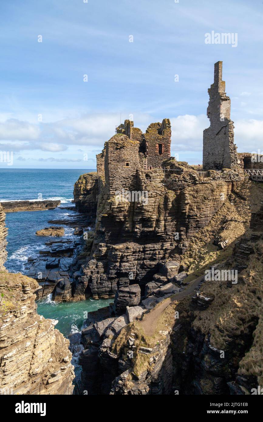 Le château Sinclair Girnigoe est situé à environ 3 miles au nord de Wick sur la côte est de Caithness, en Écosse Banque D'Images