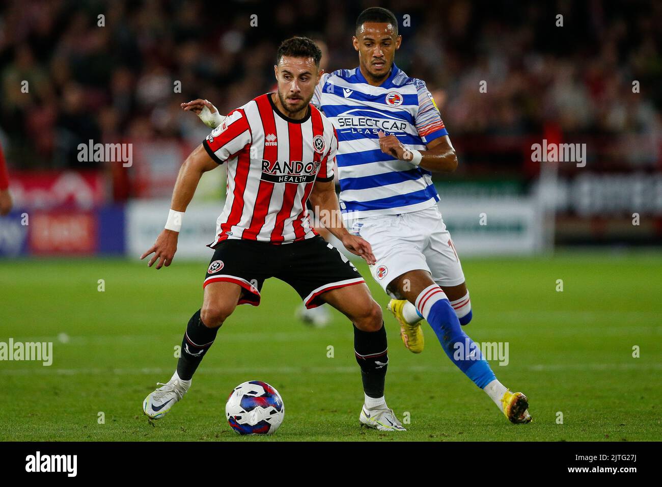 Sheffield, Royaume-Uni. 30th août 2022. George Baldock #2 de Sheffield United et Tom Ince #10 de Reading pendant le match de championnat Sky Bet Sheffield United contre Reading à Bramall Lane, Sheffield, Royaume-Uni, 30th août 2022 à Sheffield, Royaume-Uni le 8/30/2022. (Photo par Ben Early/News Images/Sipa USA) crédit: SIPA USA/Alay Live News Banque D'Images