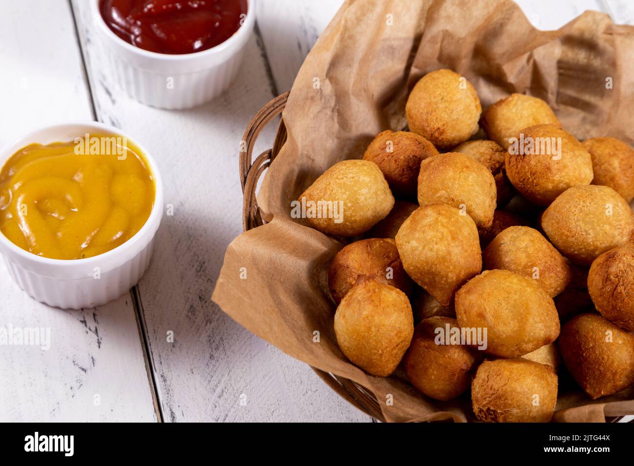 Collations brésiliennes, boulettes frites farcies. Banque D'Images