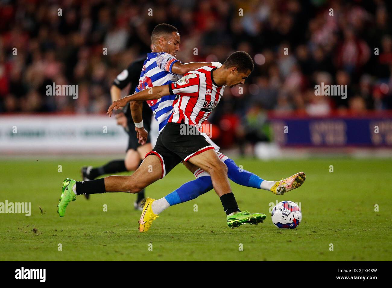 Ilima Ndiaye #29 de Sheffield United et Tom Ince #10 de Reading pendant le match de championnat de Sky Bet Sheffield United vs Reading à Bramall Lane, Sheffield, Royaume-Uni, 30th août 2022 Banque D'Images