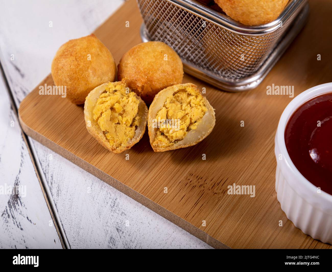 Collations brésiliennes, boulettes frites farcies au poulet. Banque D'Images