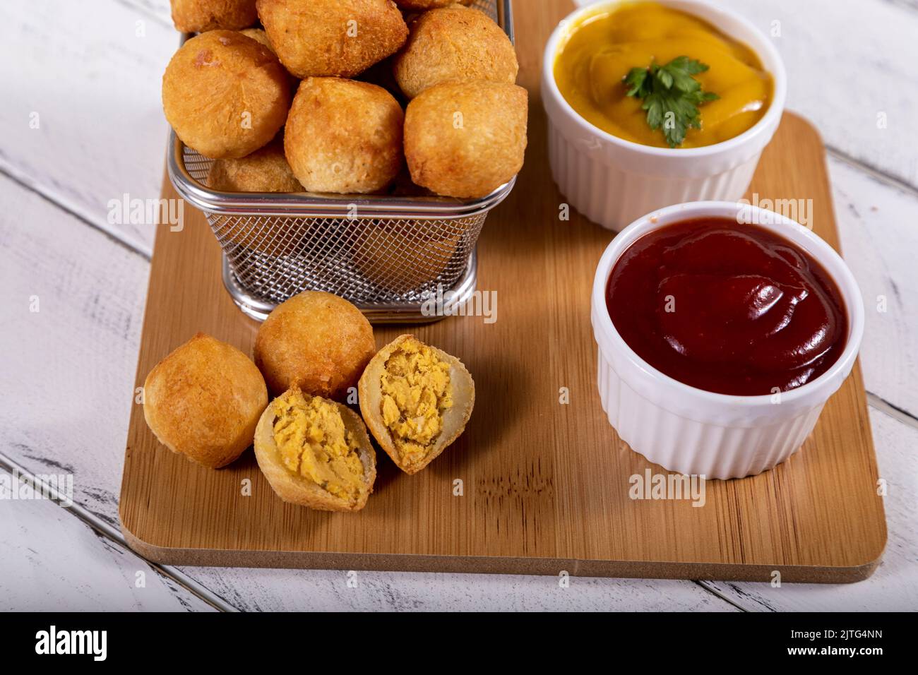 Collations brésiliennes, boulettes frites farcies au poulet. Banque D'Images