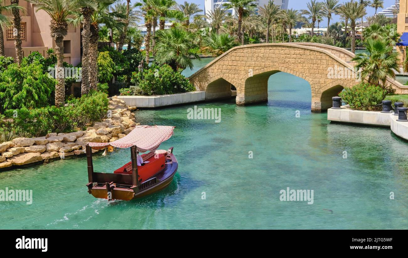 Le luxe se détend en bateau sur le traditionnel apron arabe abra sur la turquoise incroyable des canaux de Madinat Jumeirah. Site touristique populaire. Dubaï, Émirats arabes Unis, août 2022 Banque D'Images