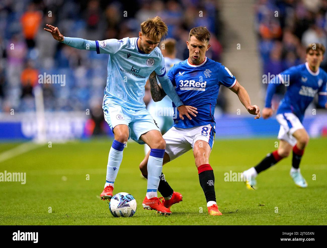 Harry Cochrane (à gauche) de la reine du Sud et Ryan Jack des Rangers se battent pour le ballon lors du deuxième tour de la coupe sportive Premier au stade Ibrox, à Glasgow. Date de la photo: Mardi 30 août 2022. Banque D'Images