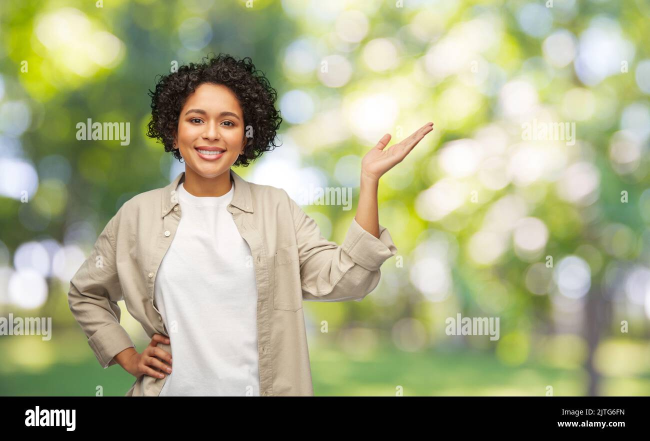 bonne femme montrant quelque chose avec sa main Banque D'Images