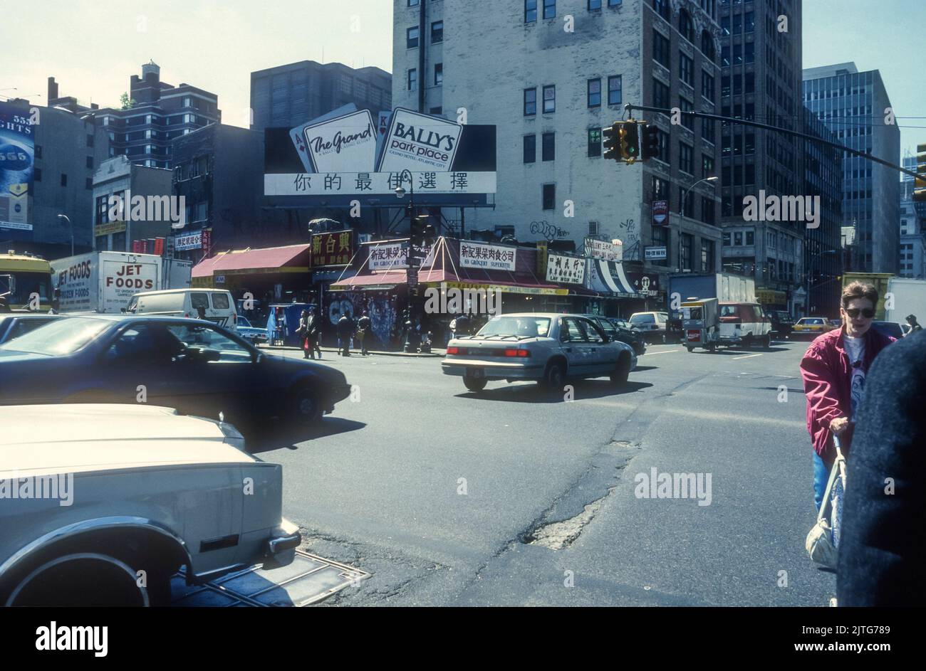 1994 photo d'archive du coin de Lafayette Street et Canal Streeet à New York. Banque D'Images