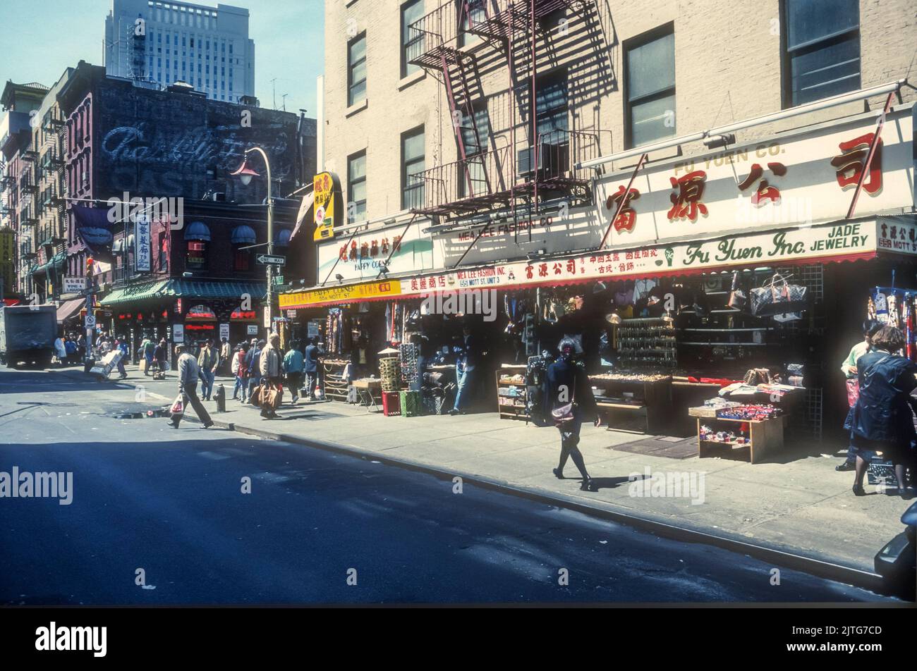 1994 photo d'archive de Mott Street, la rue principale du quartier chinois de New York. Banque D'Images