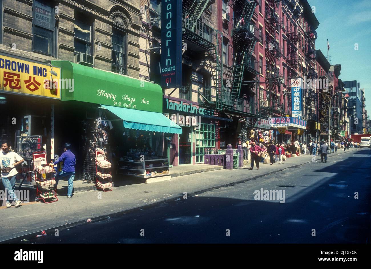 1994 photo d'archive de Mott Street, la rue principale du quartier chinois de New York. Banque D'Images