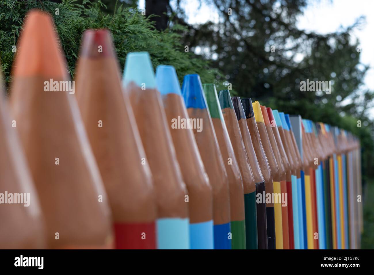 clôture à crayons de couleur école maternelle bleu orange vert Banque D'Images