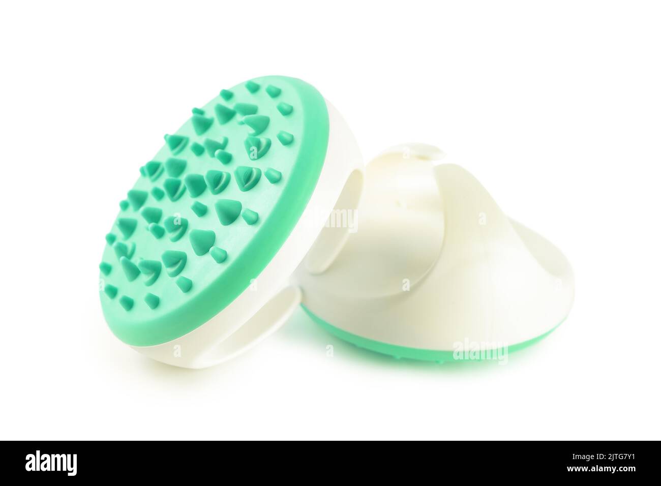 Masseur avec pointes en silicone pour procédure de massage anti-cellulite isolée sur fond blanc. Brosse de massage pour zone corporelle problématique, auto-c Banque D'Images