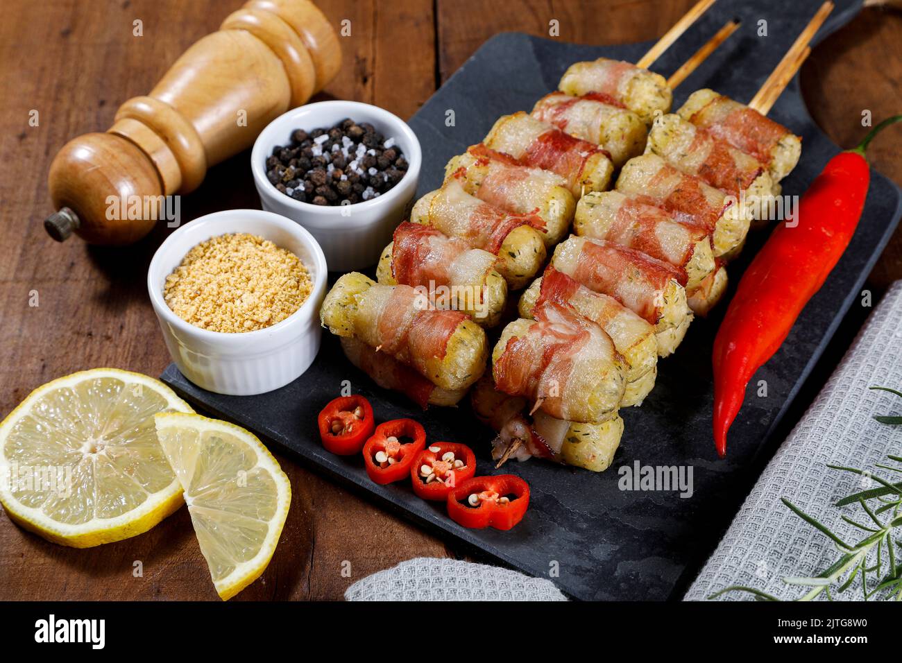 Brochettes de manioc enveloppées de bacon, médaillon de manioc. Banque D'Images