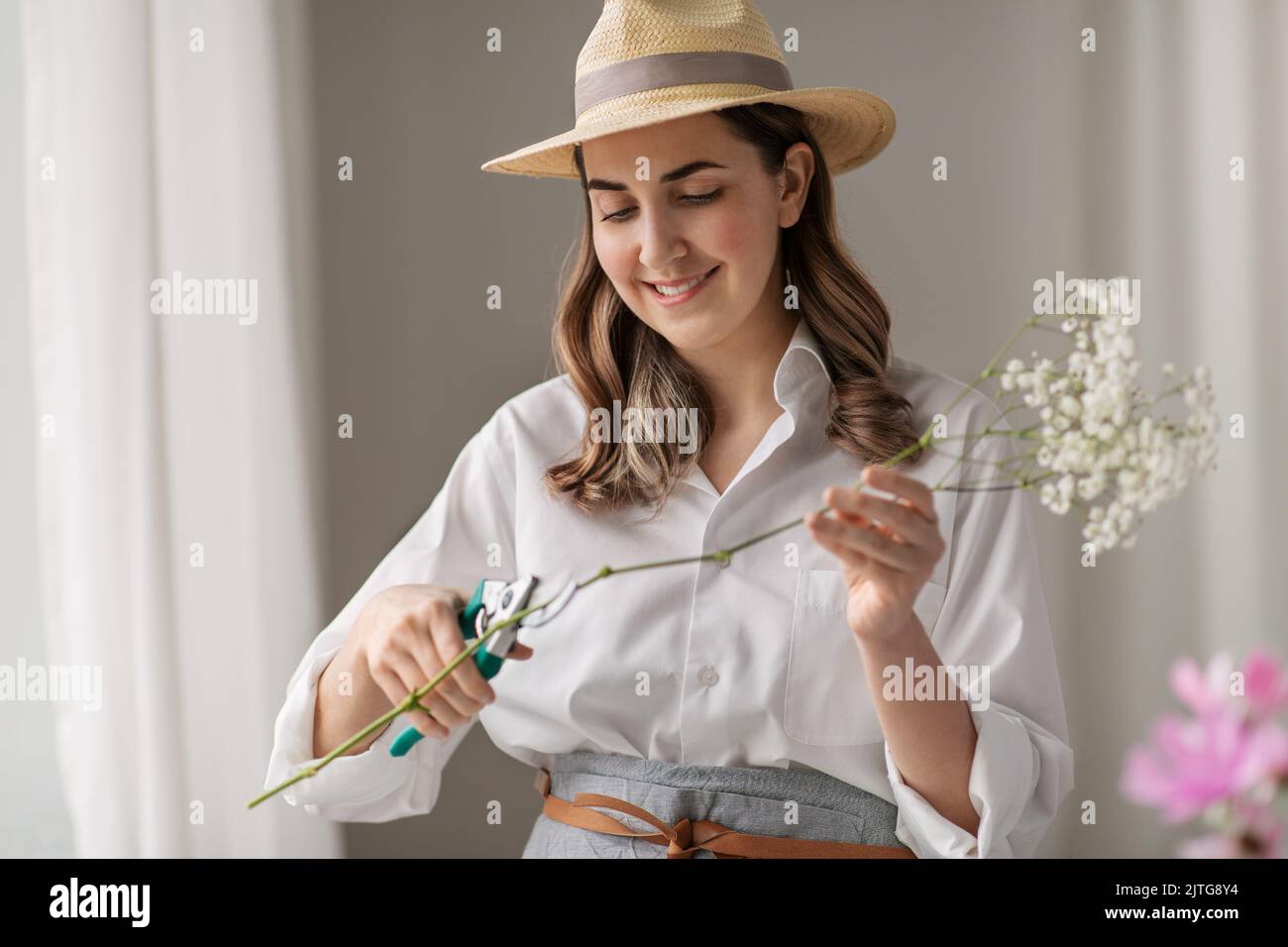 bonne femme qui fait des fleurs à la maison Banque D'Images