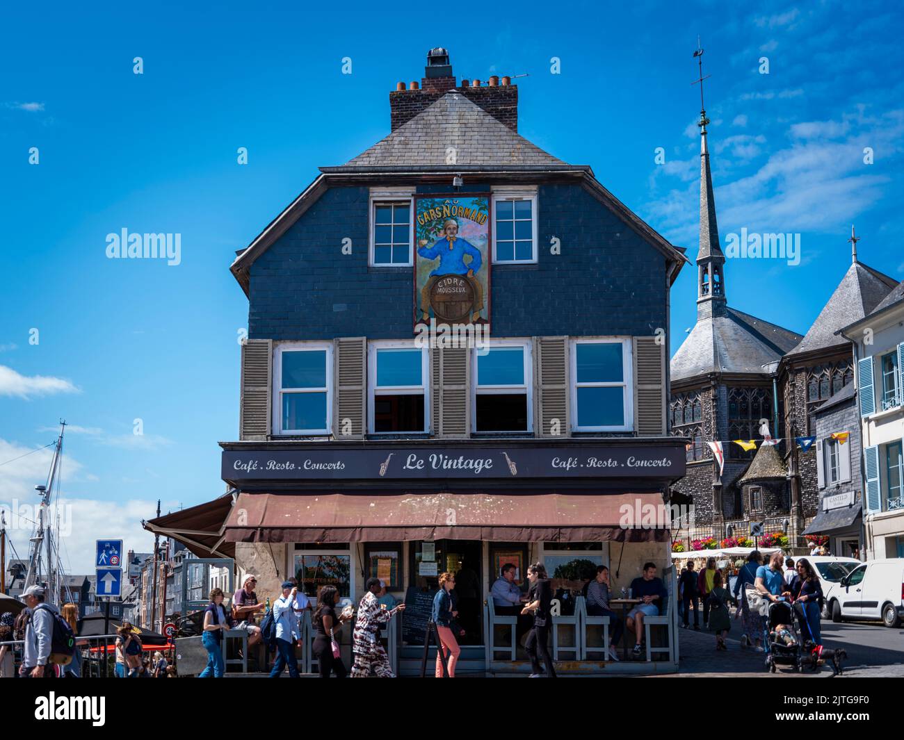 Locaux d'affaires à Honfleur, département du Calvados, Nord-Ouest de la France. Banque D'Images