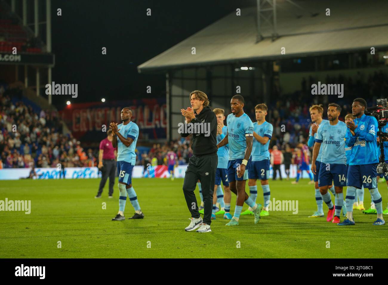 30th août 2022 ; Selhurst Park, Crystal Palace, Londres, Angleterre ; Premier League football, Crystal Palace contre Brentford : Thomas Frank, le Manager de Brentford, et les joueurs remercient les fans Banque D'Images