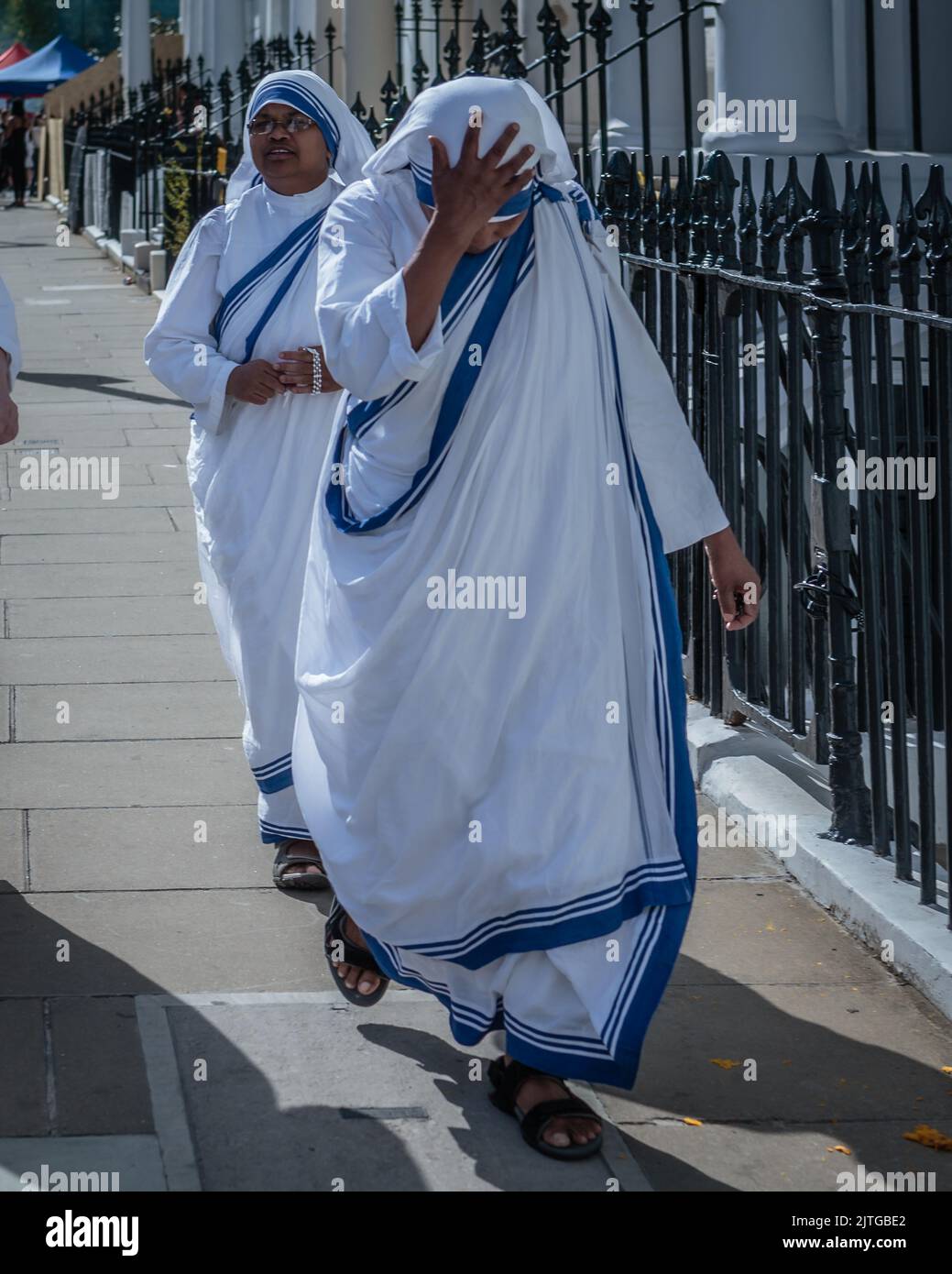 Missionnaires de la Charité en mouvement à travers le Carnaval de Notting Hill à Londres. Banque D'Images
